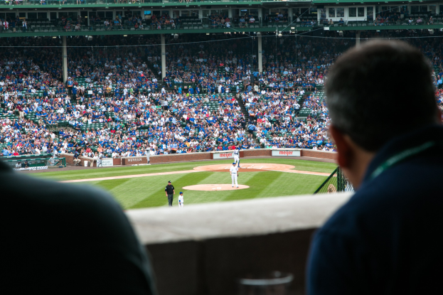 Baseball-Spiel im Gange mit Spielern auf dem Feld und Zuschauern in den Rängen.