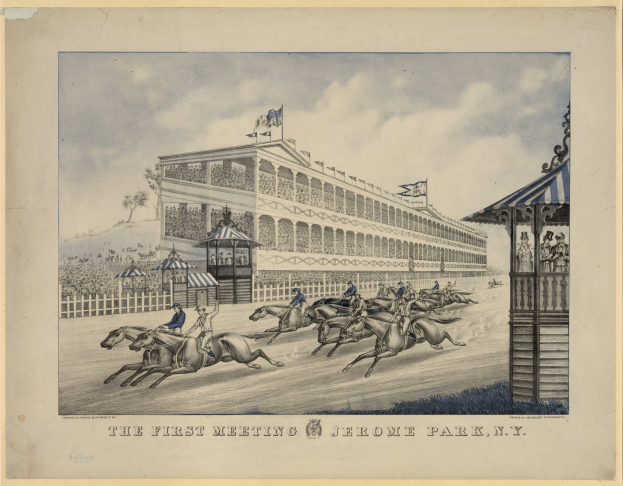 Eine Gruppe von Menschen, die auf Pferden vor einem Gebäude reitet, mit einem Zaun, Bäumen und Himmel im Hintergrund; unten steht der Text "Die erste Zusammenkunft in Jerome Park, New York".