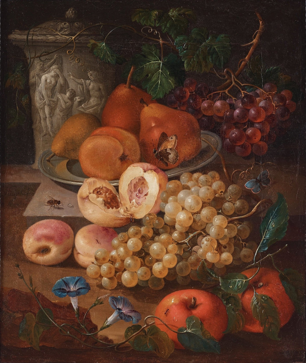 Ein Stillleben mit einer Auswahl an Früchten, darunter Trauben, Äpfel und Birnen, die auf einem Tisch mit einem Teller Blumen und Blättern sowie Skulpturen im Hintergrund angeordnet sind.