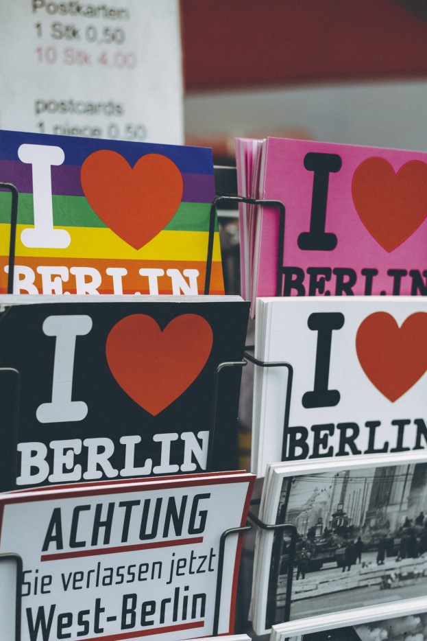 Ein Display-Ständer Mit Büchern Und Plakaten, Auf Dem Der Text 'Ich Liebe Berlin' Steht, Vor Einem Sanft Unscharfen Hintergrund.