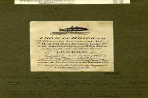 Ein altes Buch mit einer Zeichnung einer Heuschrecke auf dem Cover, mit Text auf den Seiten.