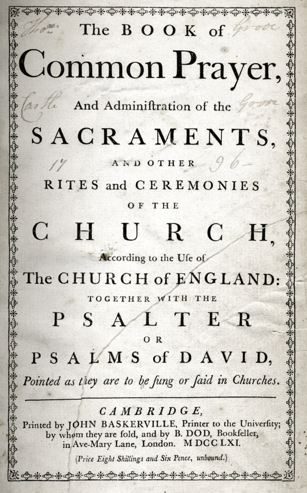 Ein altes Buch mit dem Titel "The Book of Common Prayer and Administration of the Sacraments, Rites and Ceremonies of the Church of England" liegt aufgeschlagen auf einer Seite mit schwarzer Tinte.