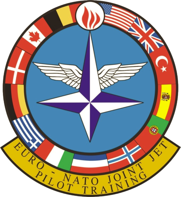 Logo der NATO Joint Jet Pilot Training mit einem blauen Kreis mit einem weißen Stern, umgeben von vier farbigen Flaggen, und weißer Schrift, die "NATO Joint Jet" liest.