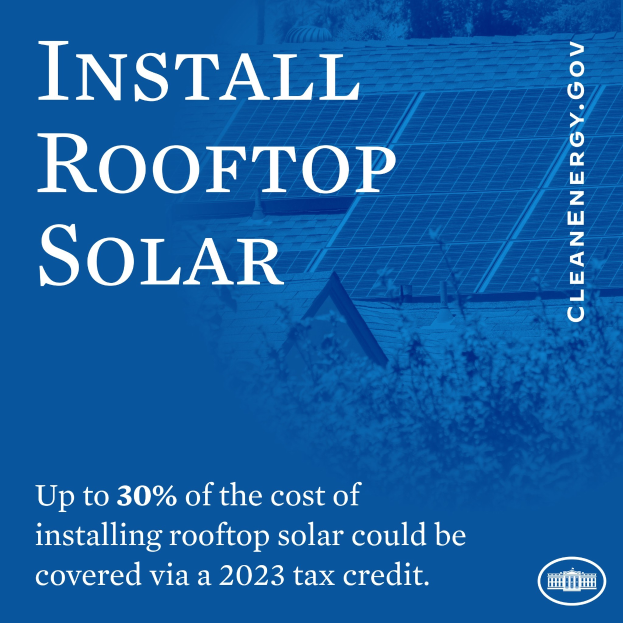 Plakat mit Text über einen 2023er Steuerbonus, der bis zu 30% der Kosten für die Dachsolaranlage deckt, mit Bäumen und einem Gebäude mit Solarpaneelen im Hintergrund.