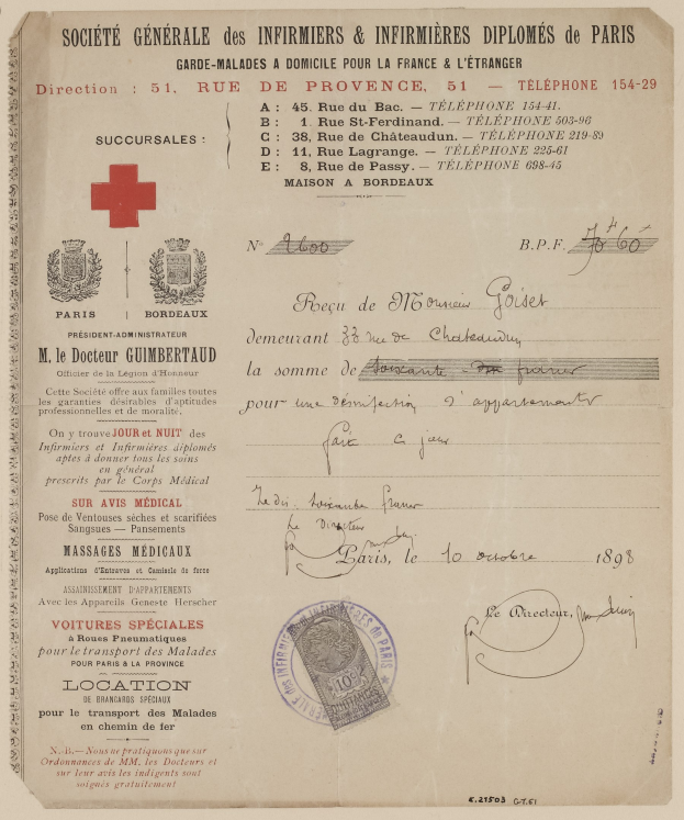 Alter Dokument mit rotem Kreuzsymbol, Text, Stempeln und Logo, wahrscheinlich eine medizinische Aufzeichnung aus einer Pflegeeinrichtung.