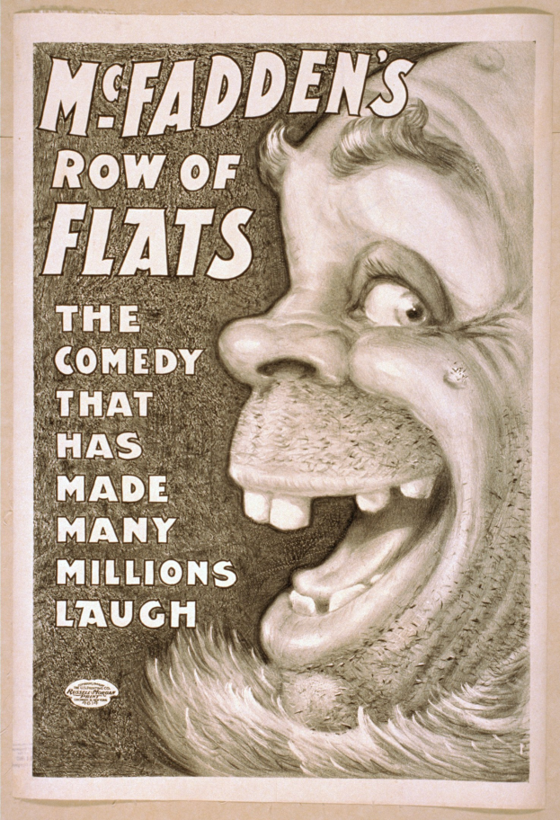 Plakat einer lachenden Person mit wildem Haar, weit aufgerissenen Augen und einem breiten Grinsen, vor einem hellgelben Hintergrund, mit dem Text "McFadden's Row of Flats: The Comedy That Has Made Many Millions Laugh" quer darüber