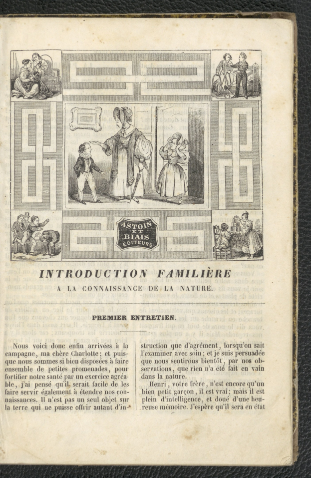 Offenes Buch mit einer Familienzeichnung auf seinen Seiten, das auf einer schwarzen Oberfläche liegt und Text und Bilder enthält, die die Familie einführen.