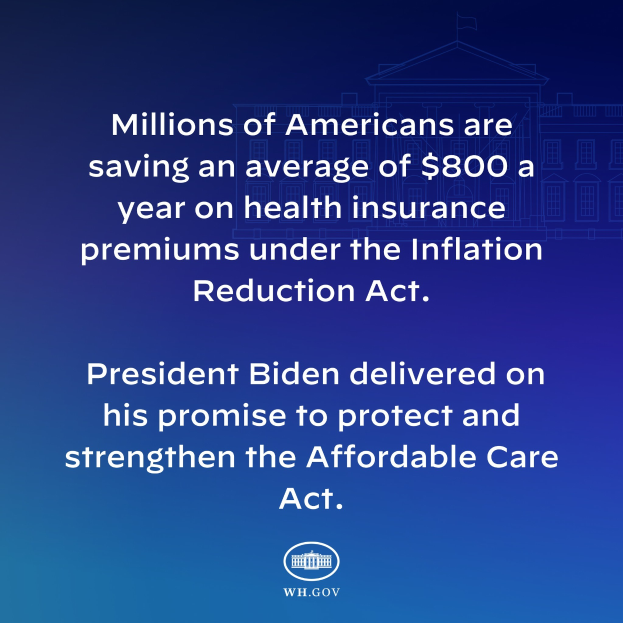 Blauer Hintergrund mit weißer Schrift, die besagt: "Millionen von Amerikanern sparen durchschnittlich 800 USD pro Jahr an Gesundheitsversicherungsprämien thanks to the Inflation Reduction Act" in der Mitte des Bildes, begleitet von einem Logo.