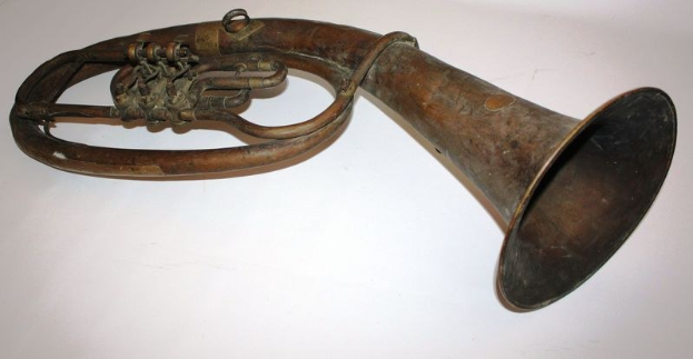 Alter Messinghorn mit glänzendem Finish, gebogenem Hals und aufgeblähtem Trichter, mit detaillierten Gravuren auf einem weißen Hintergrund.