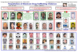 Ein Plakat mit einem hellblauen Hintergrund, das Bilder verschiedener Personen und fetten schwarzen Text zeigt, der "Täter der mexikanischen Drogenhandel Gewalt" lautet.