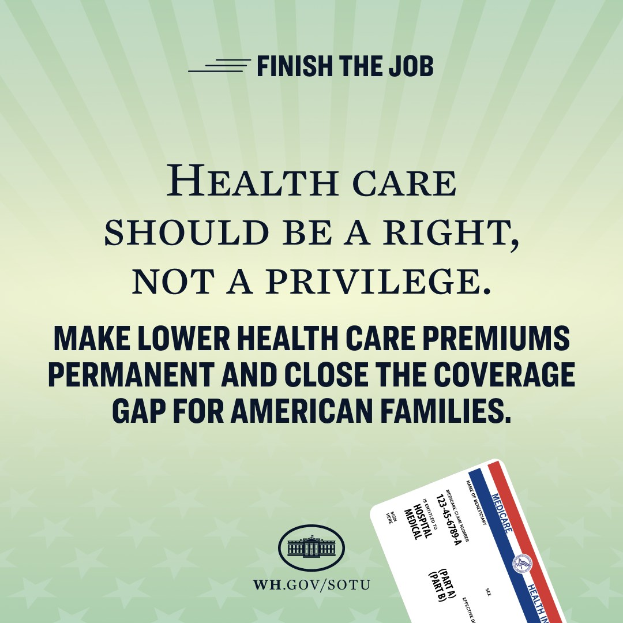 Ein Plakat mit der Aufschrift "Beende den Job: Gesundheit sollte ein Recht sein, nicht ein Privileg" und eine Karte mit der Aufschrift "Mache niedrigere Gesundheitskosten dauerhaft und schließe die Lücke in der Gesundheitsversorgung für amerikanische Familien."