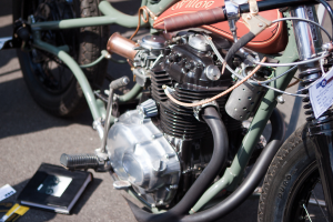Mehrere Motorräder auf einer Straße geparkt mit einem Buch auf dem Sitz eines davon.