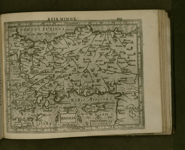 Offenes Buch mit einer detaillierten Karte von Kleinasien mit geographischen Merkmalen und begleitendem Text.