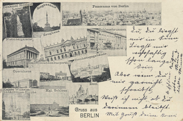 Eine Vintage-Postkarte mit mehreren Bildern von Berlin, darunter Gebäude, Bäume und eine Statue, mit handgeschriebener Schrift.