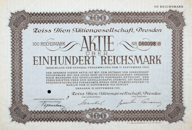 Altes deutsches Aktienzertifikat über 100 Reichsmärker mit schwarzem Rand und deutscher Beschriftung.