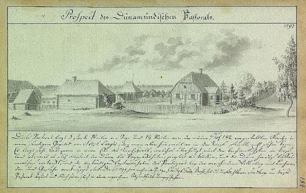 Schwarze und weiße Illustration einer deutschen Landschaft aus dem Jahr 1897 mit Farmgebäuden, umgeben von Häusern, Bäumen und einem Himmel, mit handgeschriebener Schrift "1897 Deutsche Landschaft mit Farmgebäuden" darunter.