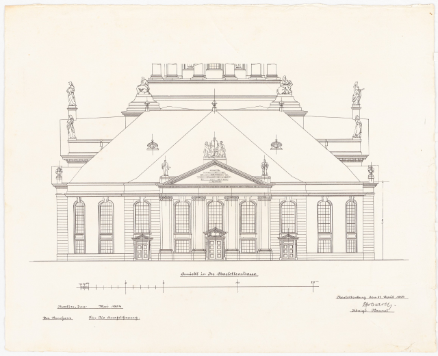 Schwarz-weiß-Zeichnung der Schlosshof-Fassade in Dresden, Deutschland, mit zahlreichen Fenstern und Statuen an ihrer Dachlinie auf einem Papier mit handgeschriebener Text.