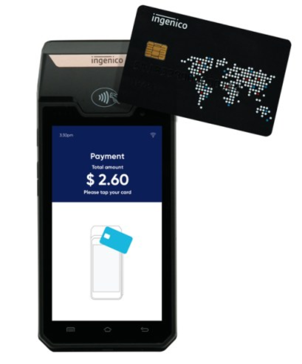 Mobiltelefon mit einer Kreditkarte daneben, das ein Ingenico-Mobilzahlungssystem darstellt.