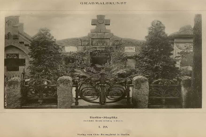 Altes Schwarz-Weiß-Foto eines Friedhofs in Berlin, Deutschland, mit einem Tor, einer Wand, Bäumen und einem Gebäude im Hintergrund mit Text unten, der besagt "Grammalskunst, Berlin-Steglitz, Architekt, Bruue Morning in Berlin".