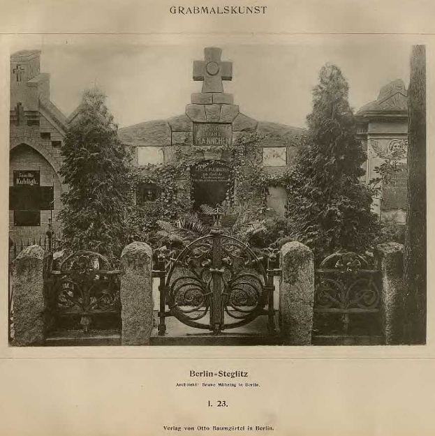 Altes Schwarz-Weiß-Foto eines Friedhofs in Berlin, Deutschland, mit einem Tor, einer Wand, Bäumen und einem Gebäude im Hintergrund mit Text unten, der besagt "Grammalskunst, Berlin-Steglitz, Architekt, Bruue Morning in Berlin".