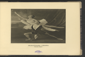 Ein Schwarz-Weiß-Foto eines Mannes und einer Frau in Ballettkleidung, der Mann in einem weißen Tutu und die Frau in einem rosafarbenen Kleid, die anmutig und perfekt synchronisiert tanzen, wobei ihre Arme und Beine ineinander verschlungen sind.