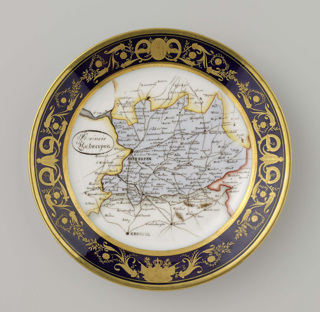 Ein dekorativer Teller mit einer detaillierten Deutschlandkarte, verziert mit feinen Designs und Texten auf weißem Hintergrund.