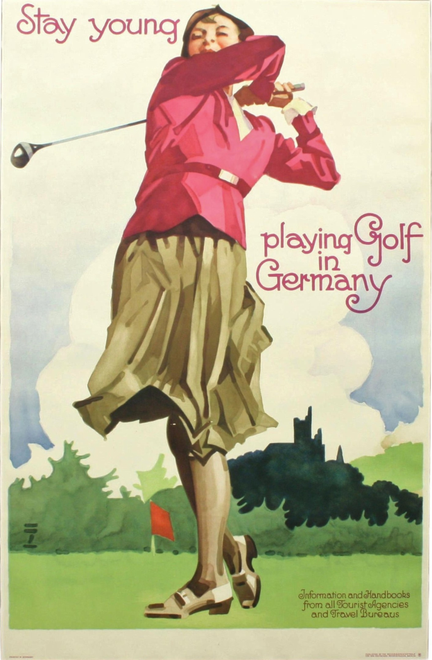 Eine Frau hält einen Golfschläger auf einem Kurs in Deutschland, mit einer Flagge und Bäumen im Hintergrund und Text auf dem Plakat.