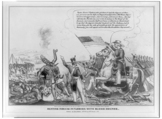 Schwarzes und weißes Foto einer Gruppe von Menschen, einige zu Pferde, mit einer Flagge im Hintergrund und Text, der unten 'Indians in Florida jagen mit Bluthunden' lautet.