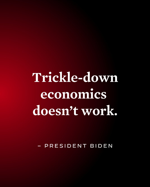 Ein Plakat mit fetter, schwarzer Schrift auf einem weißen Hintergrund, eingerahmt von einem schmalen schwarzen Rand, das besagt "Trickle-Down Economics Doesn't Work" und einen Zitat von Präsident Biden enthält.