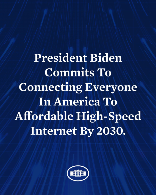Blauer Hintergrund mit zentralem weißen Text, der besagt: "Präsident Biden setzt sich dafür ein, bis 2030 jeden Amerikaner mit erschwinglichem High-Speed-Internet zu verbinden."
