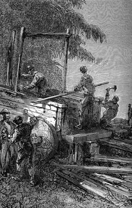 Schwarz-weißer Stich von Männern, die an einer Maschine in einem bewaldeten Gebiet arbeiten, Werkzeuge haltend, mit hölzernen Gegenständen und einem Baum im Hintergrund, und Text unten lesend "Holzschnitzer bei der Arbeit im Wald".