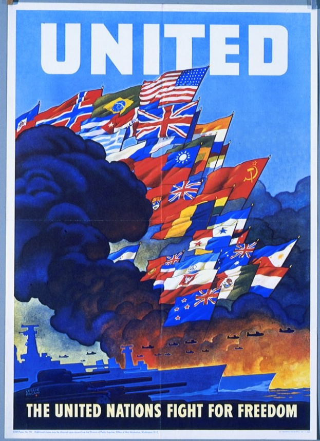 Plakat mit "Vereinte Nationen kämpfen für die Freiheit" in weißer Schrift auf einem navyblauen Hintergrund, umgeben von einer kreisförmigen Anordnung von Flaggen mit roten, weißen und blauen Streifen.