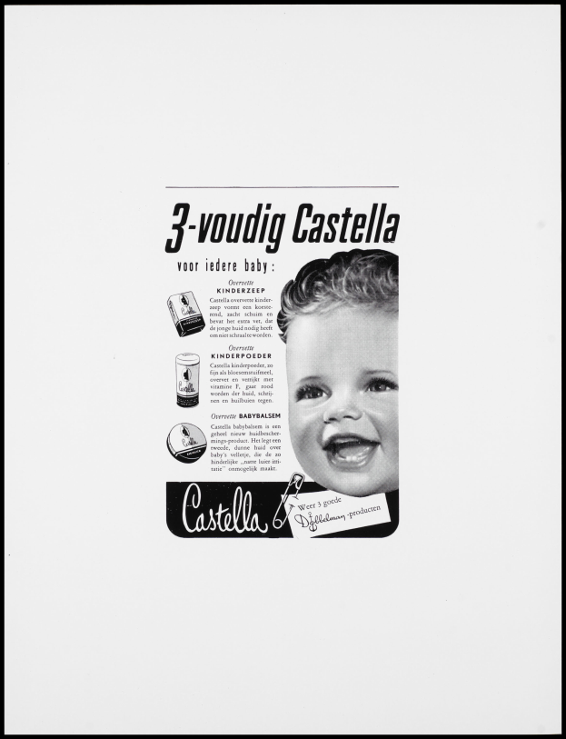 Ein Schwarz-Weiß-Foto eines strahlenden Babys, umgeben von Text und anderen Gegenständen.