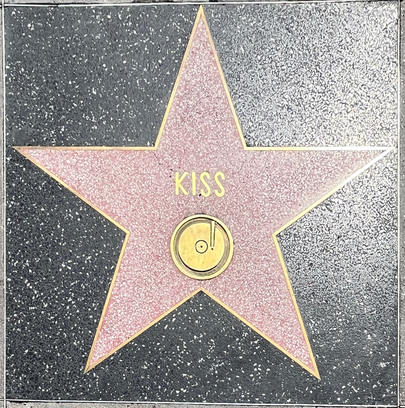 Star auf dem Hollywood Walk of Fame mit dem Wort 'Kiss' eingraviert.