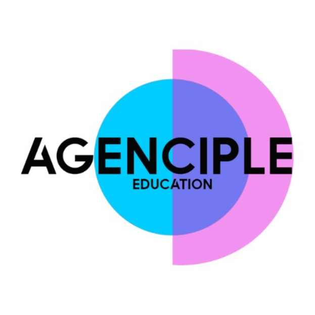 Ein weißer Hintergrund mit einem farbigen Kreis, der in blau und pink unterteilt ist und den Text 'Agence Education' in schwarz enthält, eingerahmt von einer dünnen schwarzen Linie und einem Podcast-Logo in der rechten unteren Ecke.