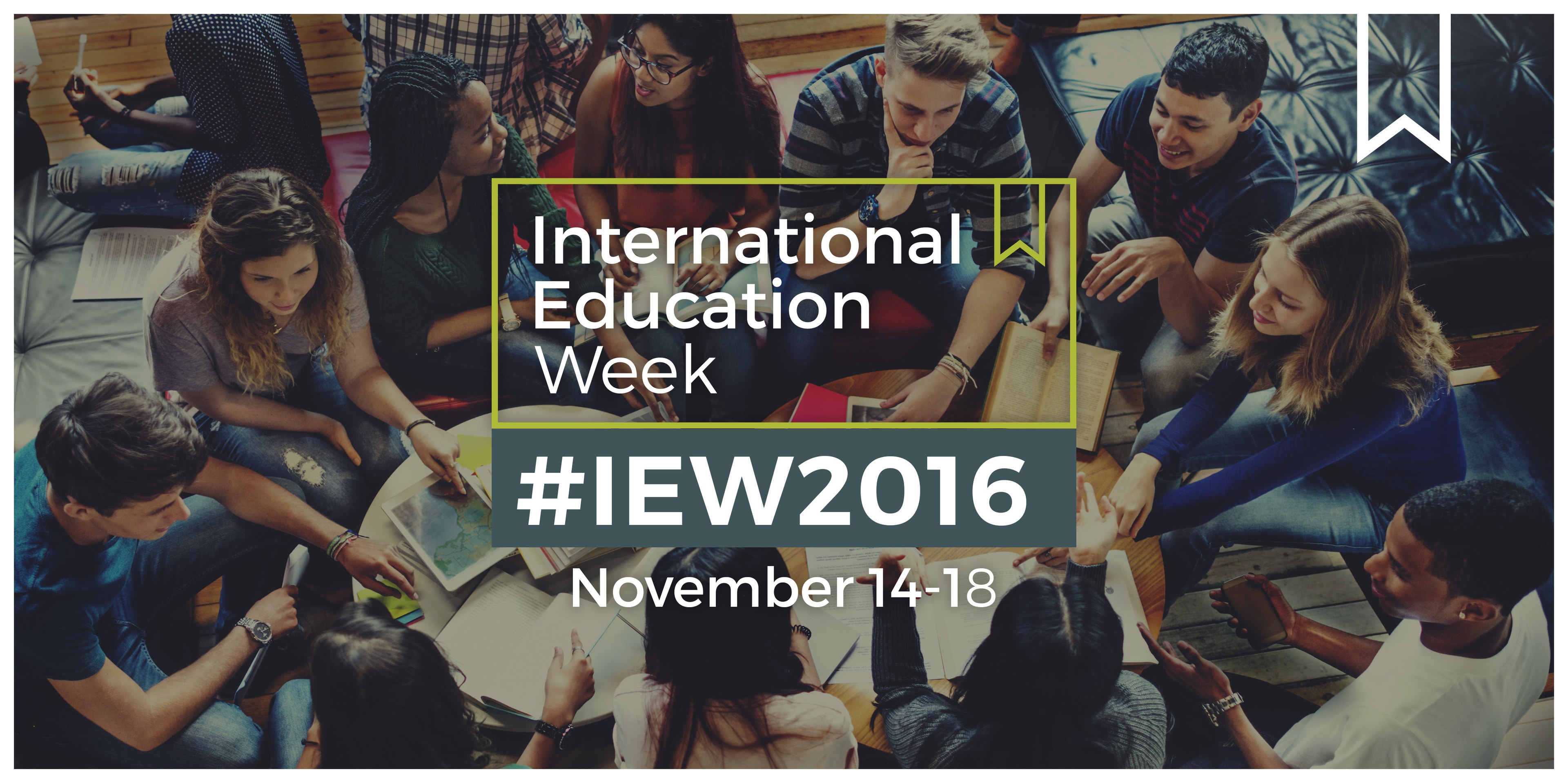 Gruppe von Menschen auf einer Couch sitzend, einige halten Bücher und Stifte, mit 'International Education Week IEW 2016' Text in der Mitte, wirken in ein Gespräch vertieft.