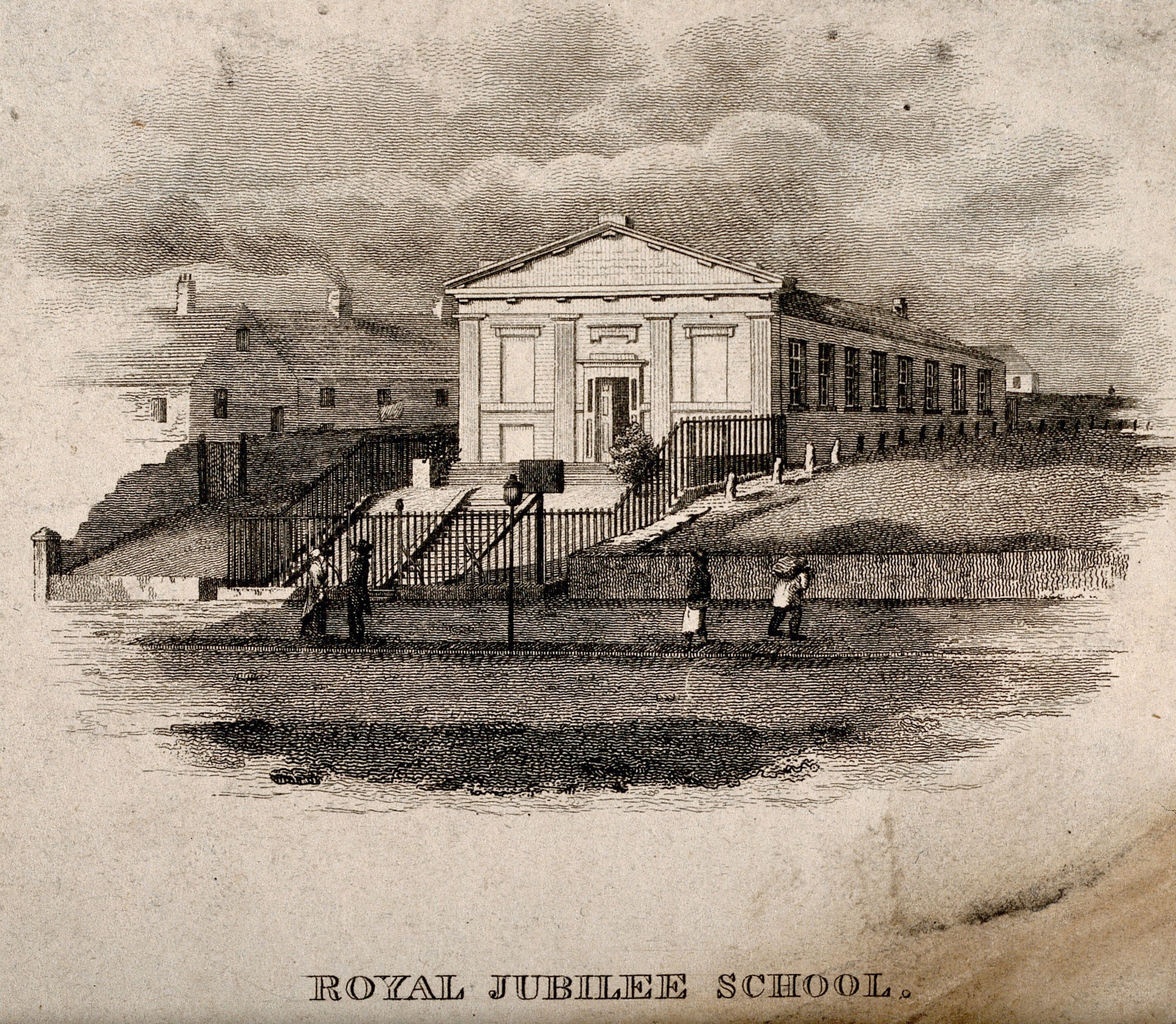 Schwarze und weiße Zeichnung der Königlich-Jubiläums-Schule in London, die Gebäude, Treppen, Geländer, Menschen im Vordergrund und Text am unteren Rand zeigt.