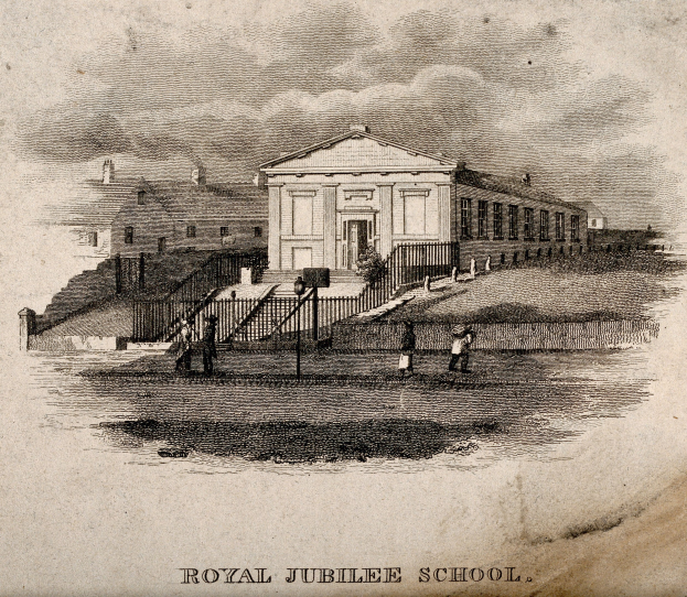 Schwarze und weiße Zeichnung der Königlich-Jubiläums-Schule in London, die Gebäude, Treppen, Geländer, Menschen im Vordergrund und Text am unteren Rand zeigt.