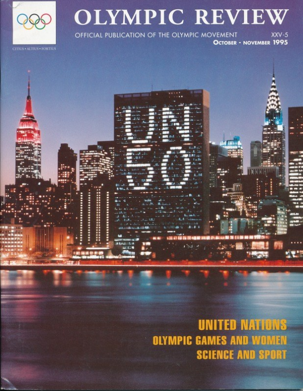 Buch mit dem Titel "Olympische Übersicht Offizielle Veröffentlichung der Olympischen Bewegung" mit einem Stadtbild auf dem Cover, das auf einer flachen Oberfläche liegt.