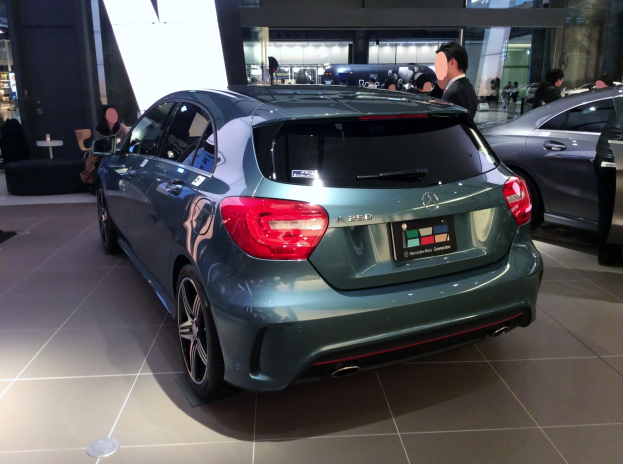 Mercedes-Benz A-Klasse Limousine auf der IAA in Frankfurt präsentiert, mit glänzender schwarzer Lackierung, Chromakzenten, sportlichem Niederprofil-Design, geräumigem Lederinnenraum, markanter Kühlergrill und Aluminiumrädern.