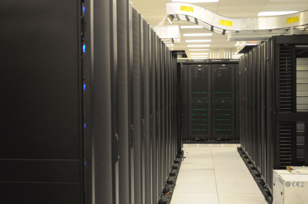 Eine Reihe von Servern in einem gut beleuchteten, ordentlichen Rechenzentrum.