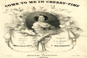 Plakat mit einer Frau in einem weißen Kleid mit blauer Stola, die warm lächelt, und der Schrift 'Komm zu mir in Kirschzeit' in Kursivschrift auf einem hellrosa Hintergrund.