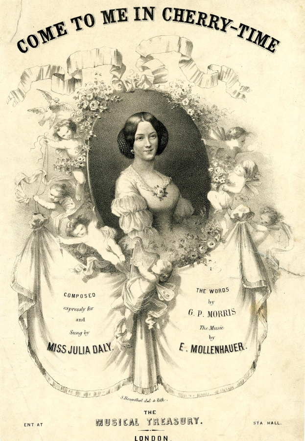 Plakat mit einer Frau in einem weißen Kleid mit blauer Stola, die warm lächelt, und der Schrift 'Komm zu mir in Kirschzeit' in Kursivschrift auf einem hellrosa Hintergrund.