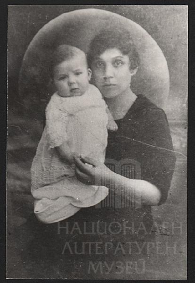 Schwarzes und weißes Foto einer Frau, die ein Baby h├Ąlt, mit dem Wort 'Mutter' unten.