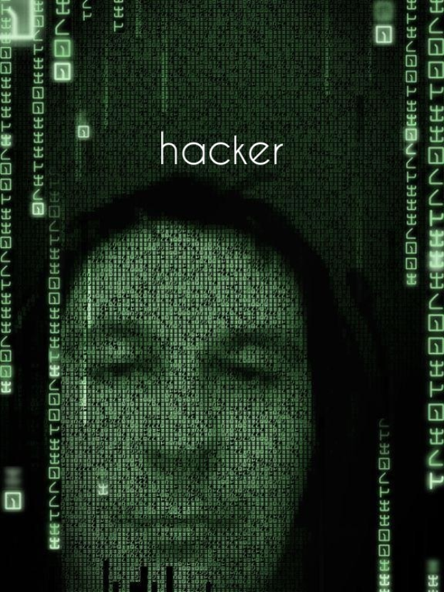 Das Gesicht eines Hackers auf einem Computermonitor umgeben von Binärcode und dem Wort "Hacker".