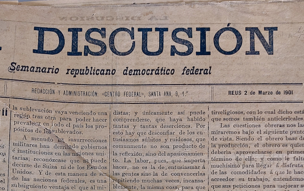 Gelblicher Zeitungsausschnitt mit "Diskussion" in Schwarzschrift, Headline "Semanario Republicano Democratico Federal", leicht zerknittert von häufigem Handling.
