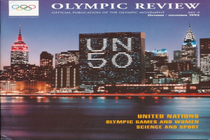 Ein Buch mit dem Titel "Olympic Review Offizielle Veröffentlichung der Olympischen Bewegung" mit einem Stadtbild auf dem Cover, das Gebäude, Lichter und Wasser zeigt und den Text "Vereinte Nationen Olympische Spiele und Frauen Wissenschaft und Sport".