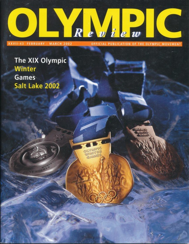 Ein Buch mit dem Titel "Olympische Revue Zeitschrift" mit mehreren Medaillen in verschiedenen Größen und Farben auf dem Cover neben fetter Schrift.