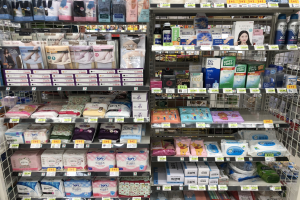 Ladenregale mit verschiedenen Toilettenpapier-Marken und -Sorten, jeweils auf Gestellen mit sichtbaren Preisschildern angeordnet.