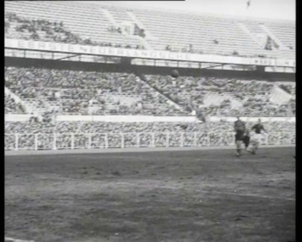 Schwarzes und weißes Foto eines Finalspiels der niederländischen Fußballliga 1961-1962 im Stadion, das Spieler auf dem Feld und Zuschauer in den Rängen zeigt.